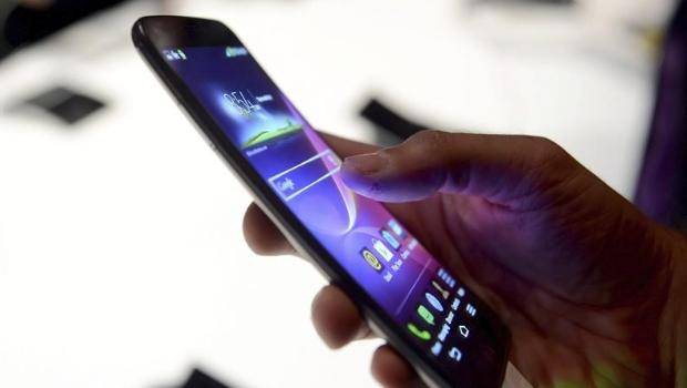 El G Flex de LG, uno de los primeros teléfonos con pantalla curva. Su primer modelo fue de seis pulgadas.
