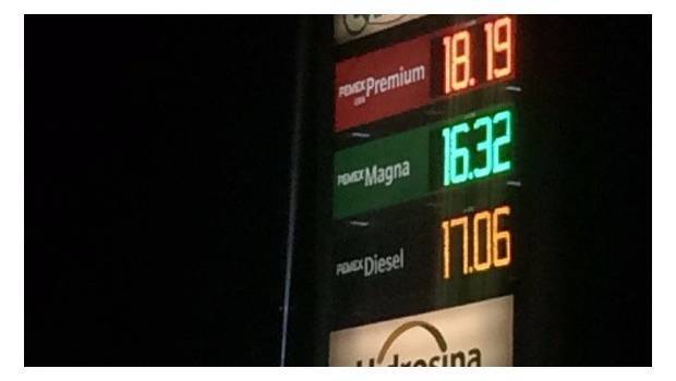 Añadir el aceite en la gasolina el motobloque