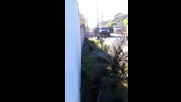 Policías en Sinaloa huyen ante asesinato de policía.