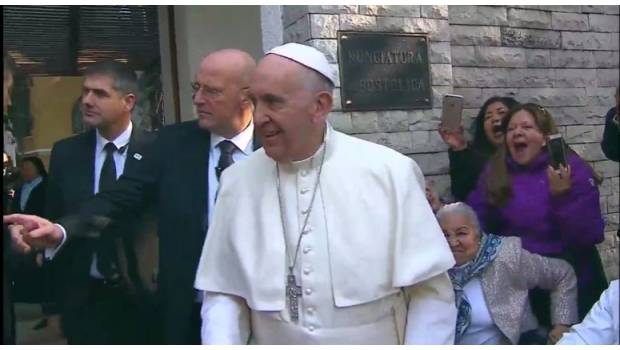Una vez más Francisco rompe el protocolo y se acerca a saludar a fieles fuera de la Nunciatura Apostólica