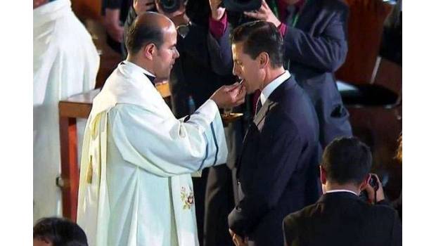 Peña Nieto comulgando El presidente Peña comulgando