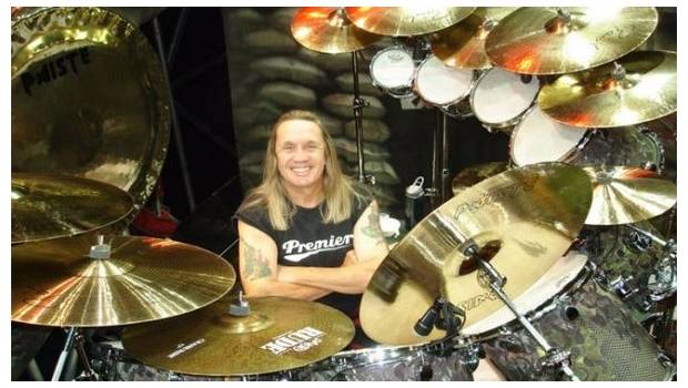 El baterista Nicko McBrain de Iron Maiden.