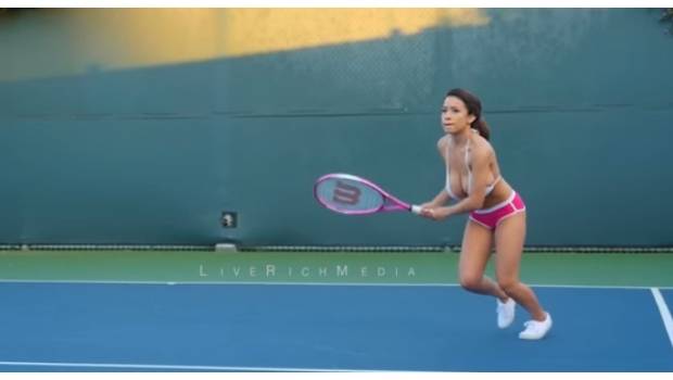 Esta joven enloqueció internet por su estilo para jugar tenis.