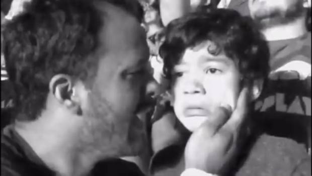 Mira la impactante reacción de este niño autista al ver a su banda favorita - Imagen 1