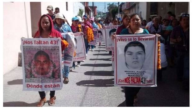 Apoyo a Ayotzinapa Madres y padres de los 43 normalistas de Ayotzinapa marchan por las calles de Tixtla.