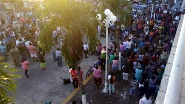 Foto: Cortesía Grupo Reforma: Protesta de pobladores en Catemado, en demanda de aparición.