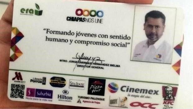 Foto de Jorge Enrique Hernández Bielma en el reverso de una credencial.