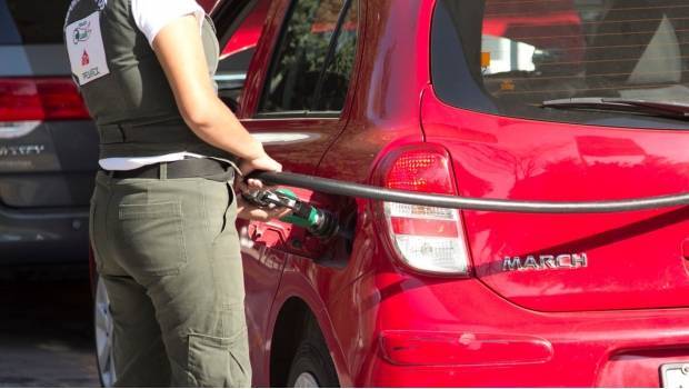 El vídeo sobre el coche sobre la gasolina