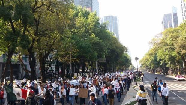 Manifestantes marchan en Reforma hacia el Zócalo