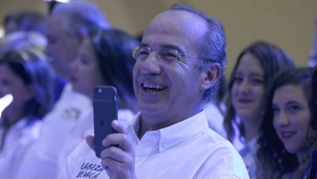 Por eso AMLO maneja "puro efectivo", dice Felipe Calderón