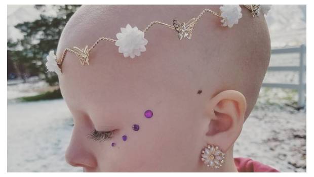 Diseños florales y piedras preciosas, el peinado perfecto para esta pequeña.