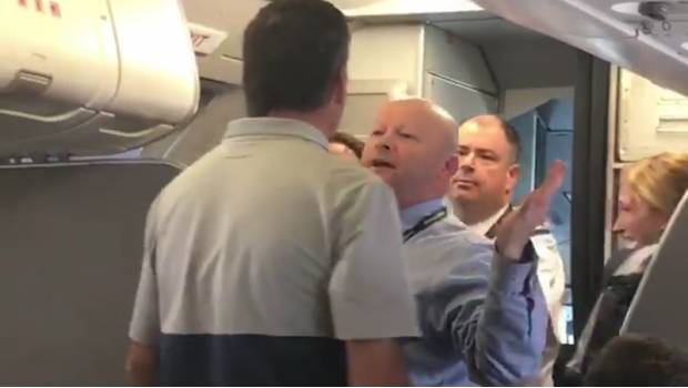 Empleado de American Airlines agrede a mujer antes de despegue