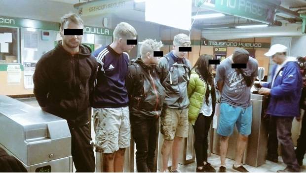 Detienen a europeos por grafitear vagones del Metro en CDMX Detienen a europeos por grafitear vagones del Metro en CDMX