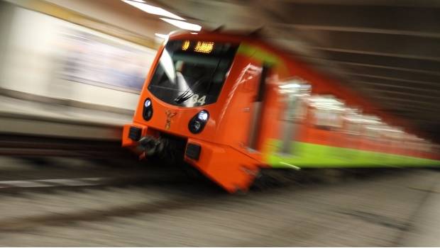 Golpea pasajero a sujeto que agrede verbalmente a conductora del Metro (videos)