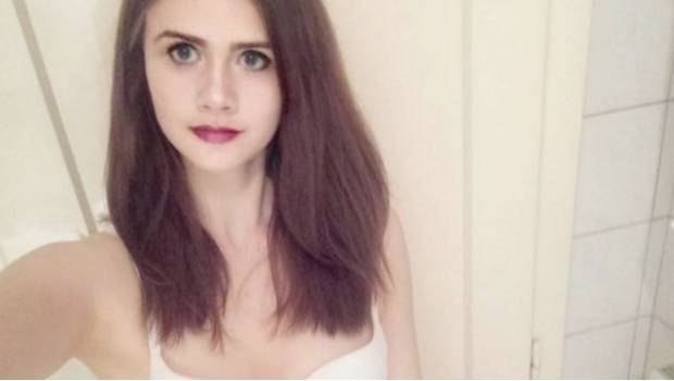 Jovencita pone su virginidad en venta en una agencia de Escorts