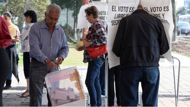 Priistas celebran el triunfo de el priista Alfredo del Mazo