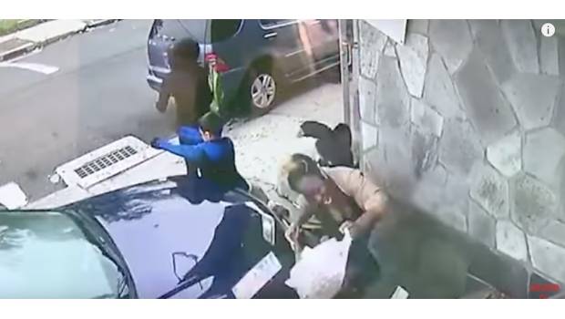 (Video) Un auto arrolla a una mujer a un niño en Connecticut (Video) Un auto arrolla a una mujer a un niño en Connecticut