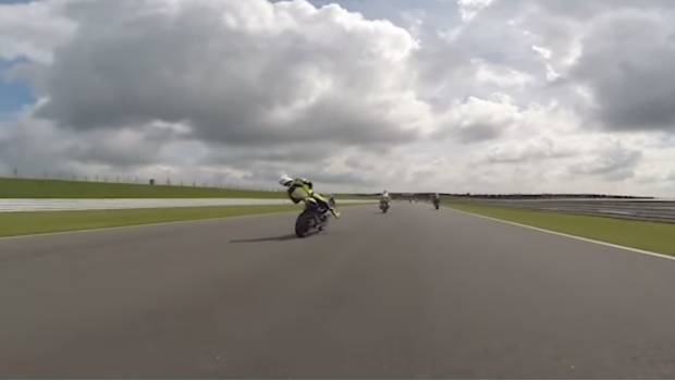 Piloto sufrió brutal accidente tras quedar inconsciente a 225 km/h — YouTube