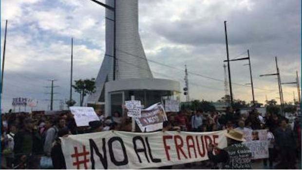 Repudian a las afueras del IEEM los resultados de elección en Edomex