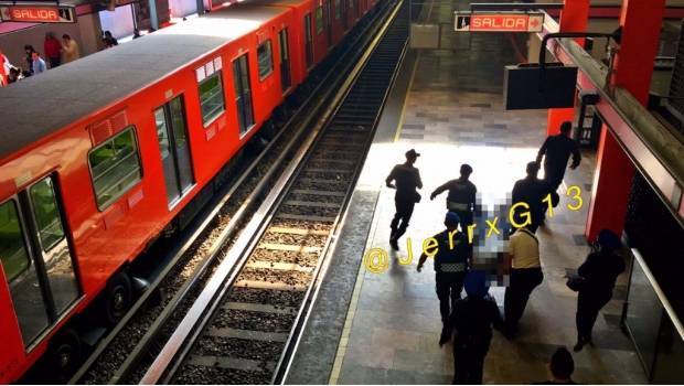 Con carrito de paletas, cae comerciante invidente a vías del Metro