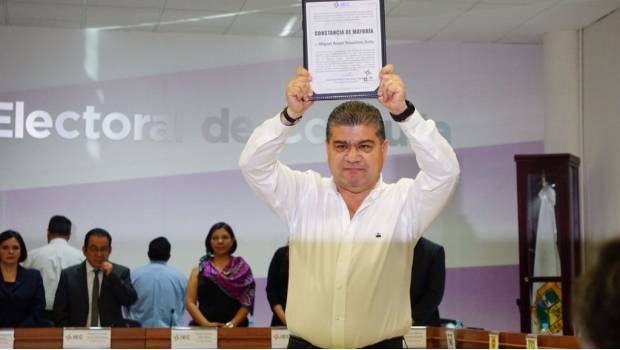 Entregan constancia de mayoría a Riquelme, respetará batalla legal. Con Ricardo Rocha Entregan constancia de mayoría a Riquelme, respetará batalla legal. Con Ricardo Rocha