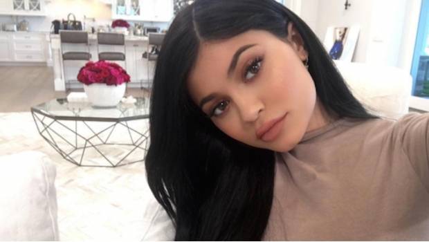 Kylie Jenner es captada... ¡besando a una ardiente mujer!
