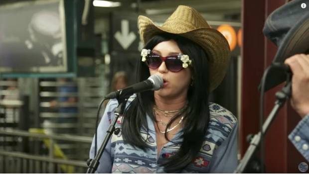 Miley Cyrus y Jimmy Fallon sorprenden en Metro de NY