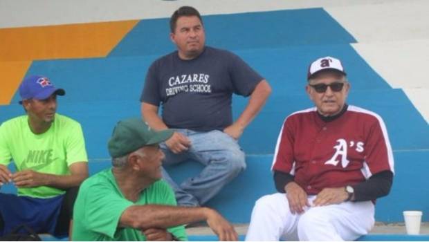 AMLO se relaja jugando beisbol en Chiapas