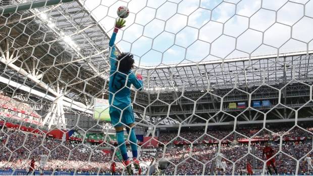 Ochoa regala un espectáculo de atajadas en Kazán Ochoa regala un espectáculo de atajadas en Kazán