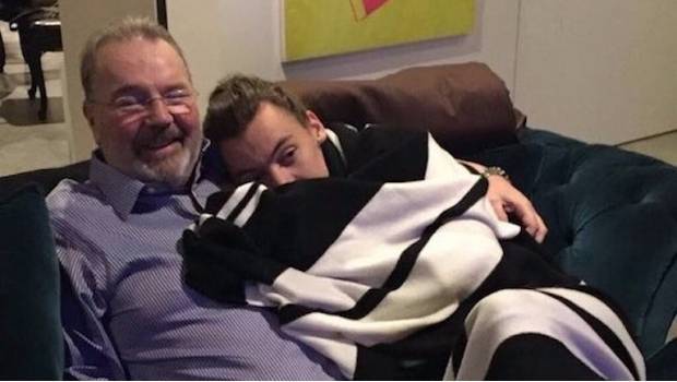 Murió su padrastro y está devastado — Harry Styles