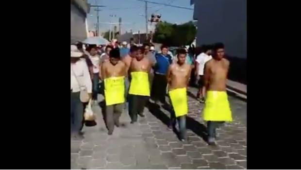 Obligan a presuntos ladrones a caminar semidesnudos