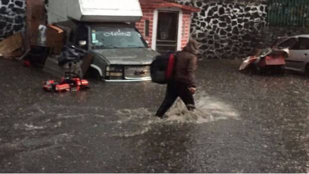 Reportan inundación en el Circuito Interior de la CDMX