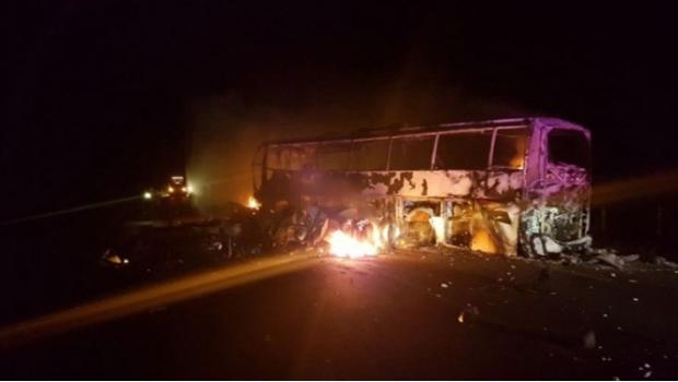 Choque entre autobús y tráiler deja 7 calcinados en Tamaulipas