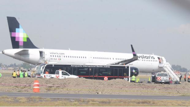 Resultado de imagen para Avión de Volaris que viajaba a Cancún aterriza de emergencia en Veracruz