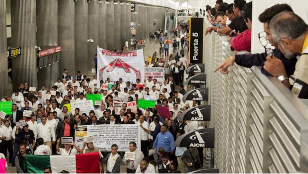 Taxis protestan contra Uber y Cabify en AICM