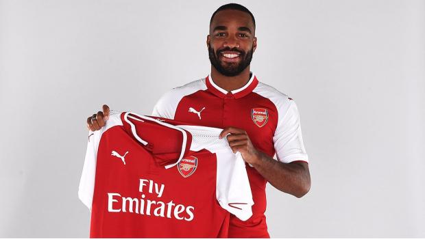Alexandre Lacazette fichó por el Arsenal y posó con su nueva camiseta Alexandre Lacazette fichó por el Arsenal y posó con su nueva camiseta