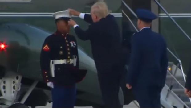 La inusual reacción de Trump cuando un Marine pierde su gorro