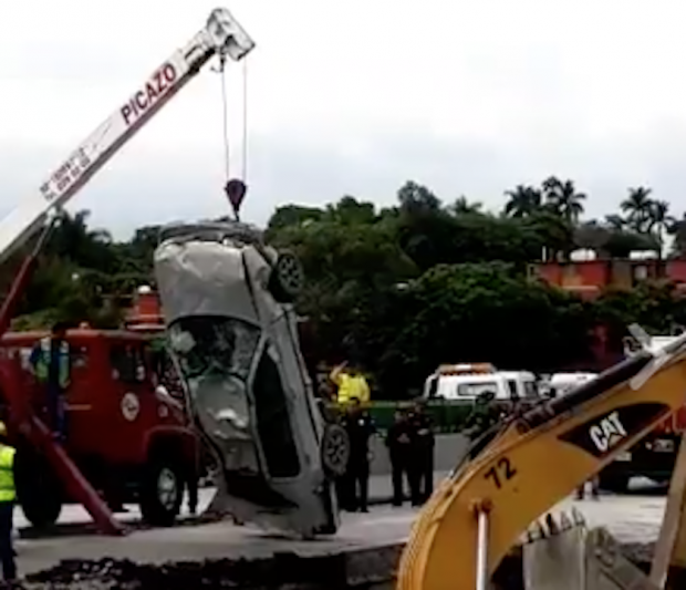 Atribuyen a basura y lluvias socavón de Paso Express