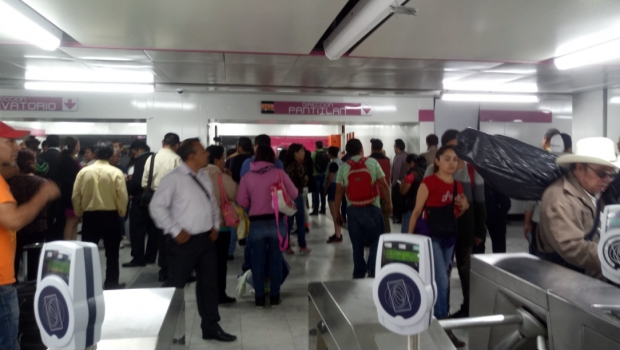 Hombre se suicida en la estación del metro Balbuena