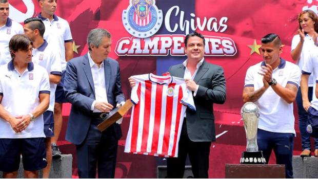 Las Chivas le llevaron el trofeo del Clausura 2017 al gobernador de Jalisco 