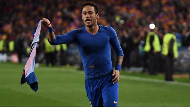 Neymar se quita la playera tras perforar la portería.