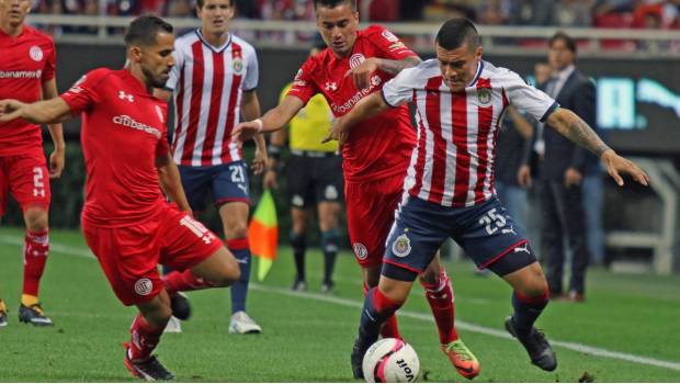 Michael Pérez protege el balón.