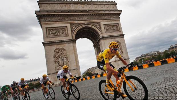 Froome pasando por el Arco del Triunfo en París 