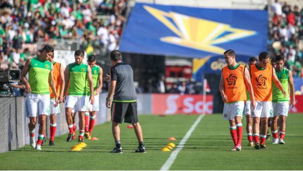 El Tri ya calienta en el Rose Bowl.