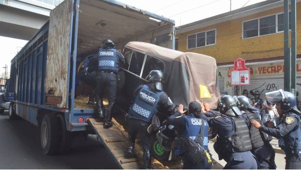 Policías capitalinos incautan un mototaxi en la delegación Tláhuac.