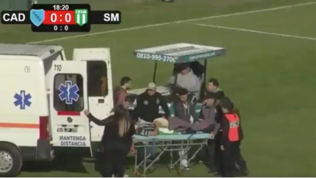 Isaías Olariaga tuvo que ser llevado en ambulancia a un nosocomio local.