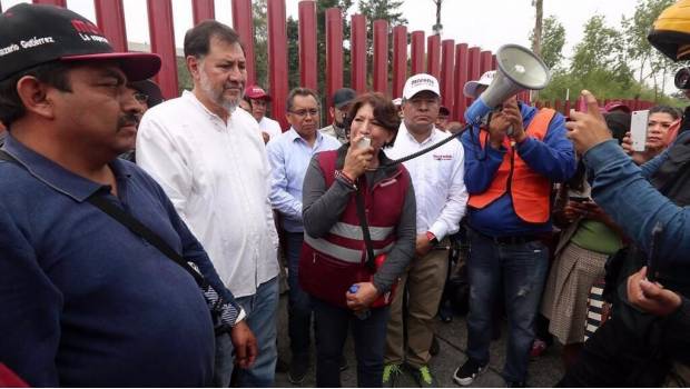 Delfina Gómez al exterior del Palacio Legislativo de San Lázaro