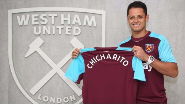 Hernández poso con la playera de los Hammers.