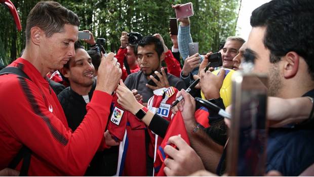 Torres repartió autógrafos.