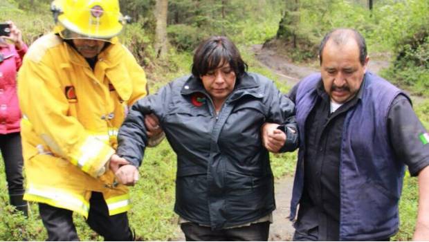 La mujer salió de día de campo junto con sus dos nietos